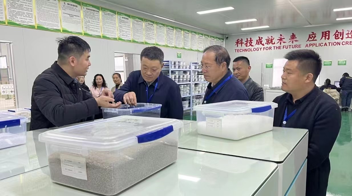 鄢陵縣政協(xié)主席閻宏偉帶領部分政協(xié)委員 調(diào)研企業(yè)科技創(chuàng)新工作